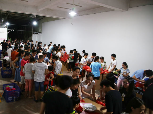 大(dà)家興奮不(bù)己博餅中