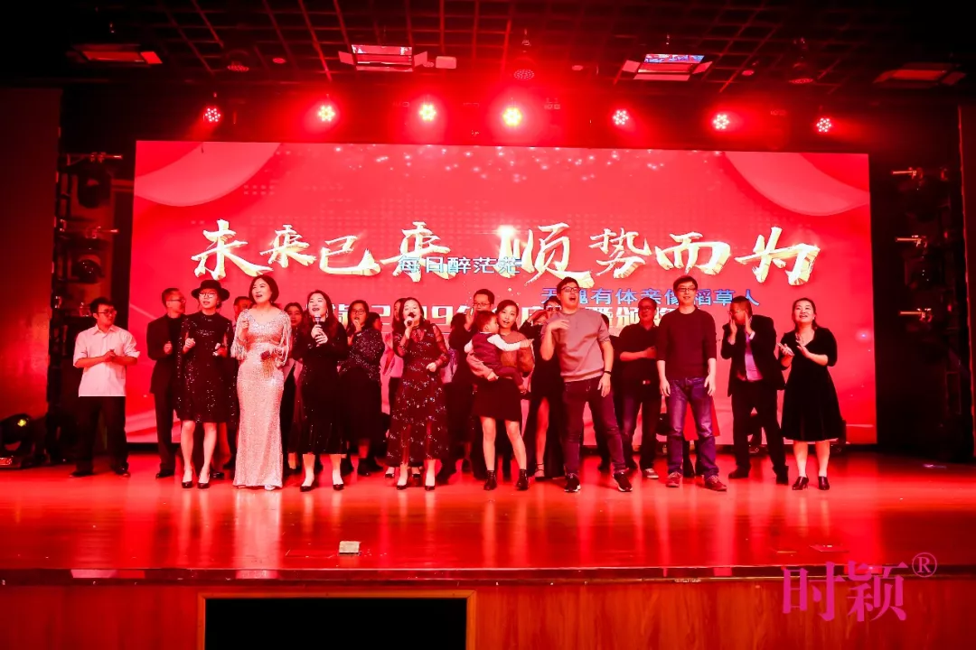 沒錯，這(zhè)就(jiù)是(shì)我們家的(de)年會(圖40)
