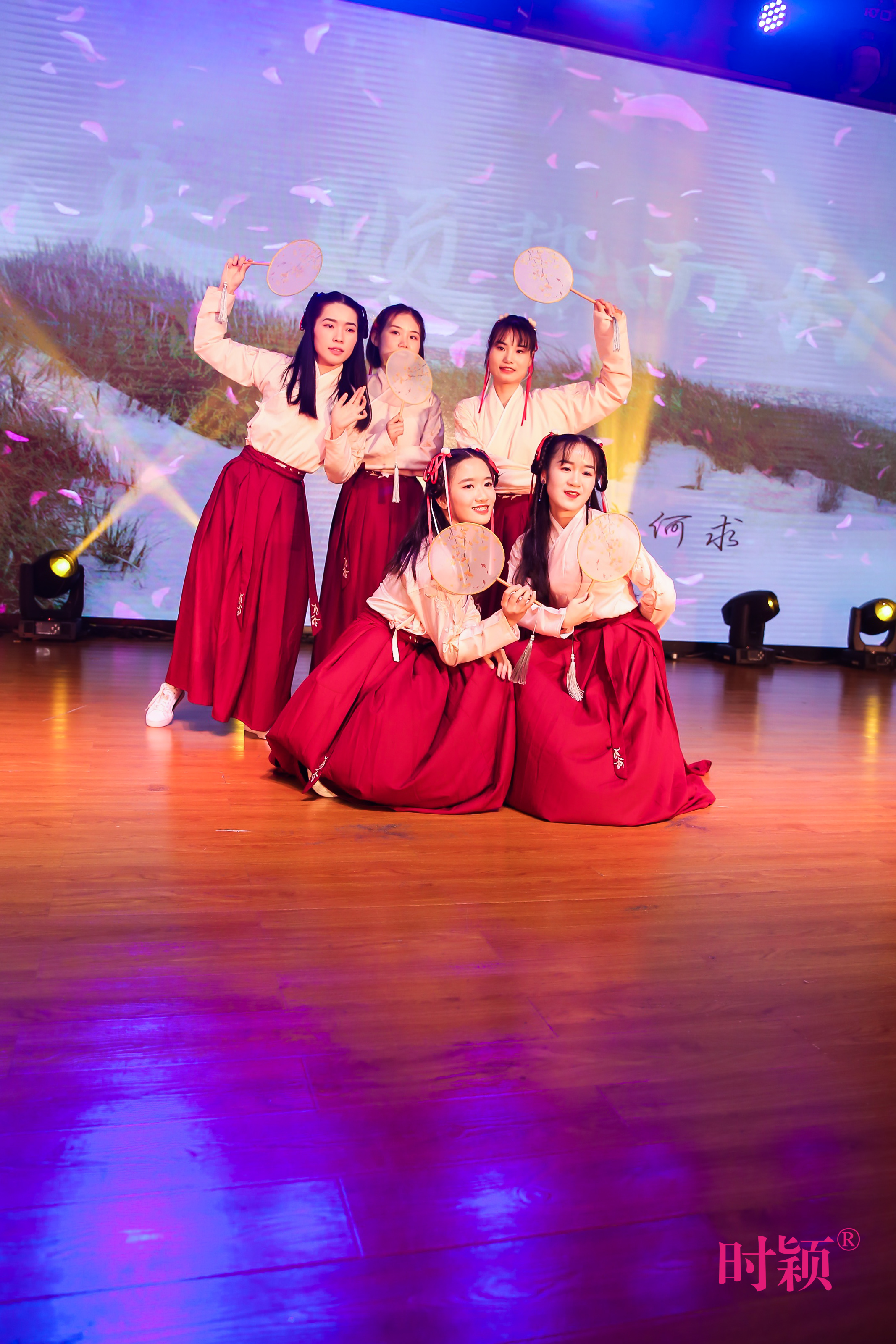 沒錯，這(zhè)就(jiù)是(shì)我們家的(de)年會(圖42)