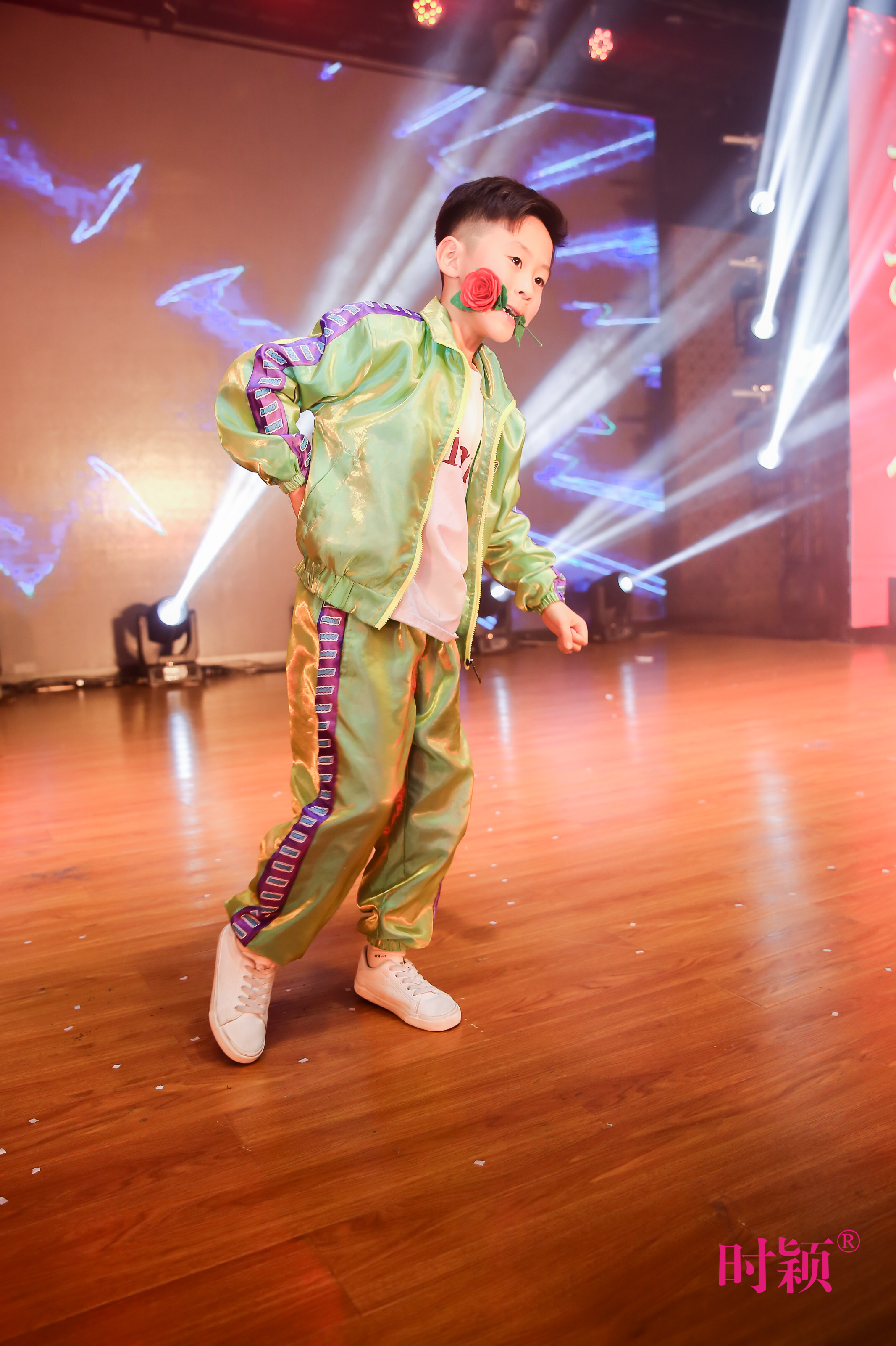 沒錯，這(zhè)就(jiù)是(shì)我們家的(de)年會(圖43)