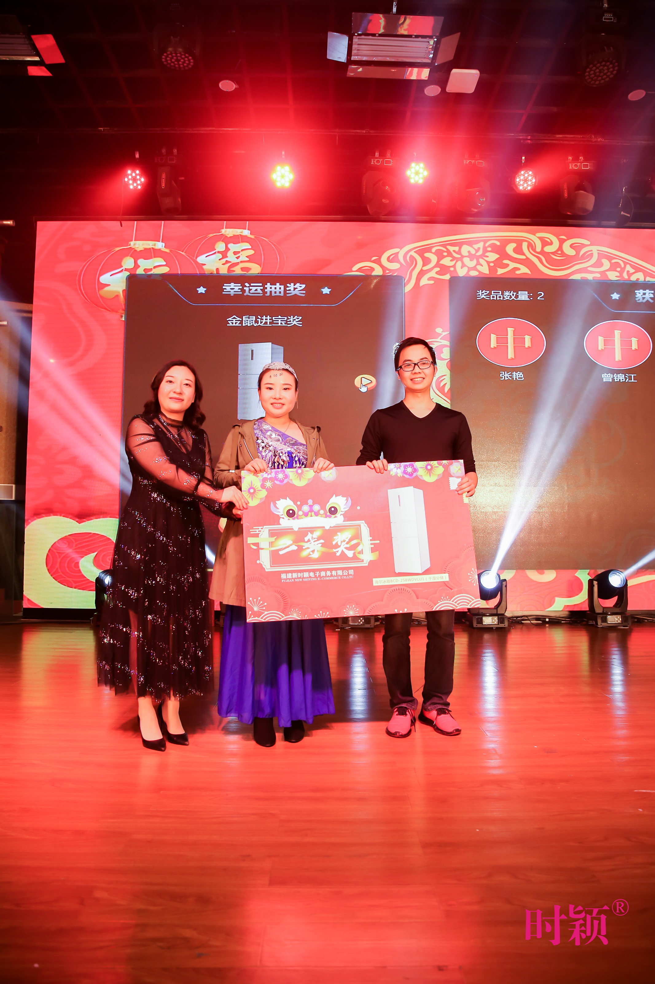 沒錯，這(zhè)就(jiù)是(shì)我們家的(de)年會(圖50)